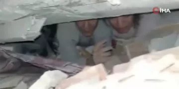 Diyarbakır’da, enkaz altında ağlayan bebek, annesi ve iki kişinin hayatını kurtardı