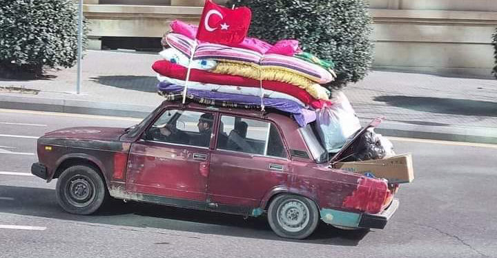 Yorgan ve döşekleri yükleyip Azerbaycan’dan Türkiye’deki ‘gardaşları’ için yola çıktı!