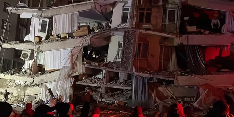 Depremde bilanço ağırlaşıyor: Hayatını kaybeden insan sayısı 284’e yükseldi