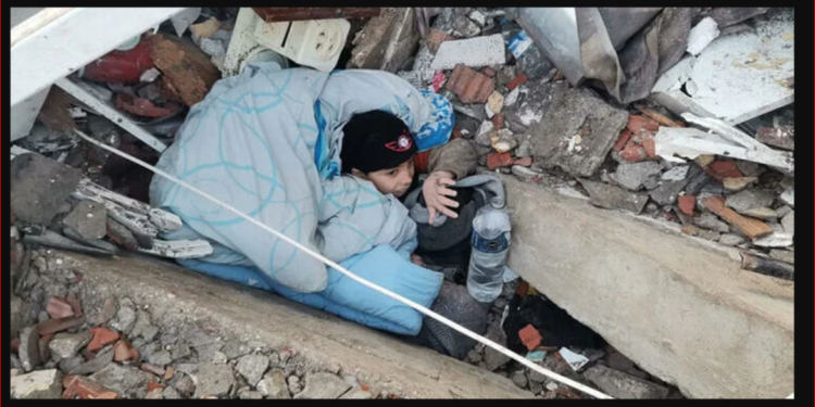 Ekip yok, vatandaşlar çıkaramadı: Enkaz altına sıkışan çocuk, dünden beri kurtarılmayı bekliyor